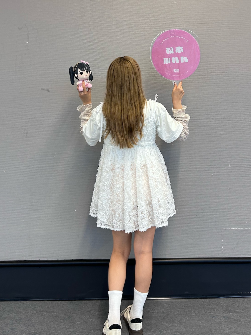 ホワイト系のチュニック、その他のジャケット/アウター、ホワイト系のTシャツ/カットソーを着用したレディースの夏コーディネートの3枚目の写真