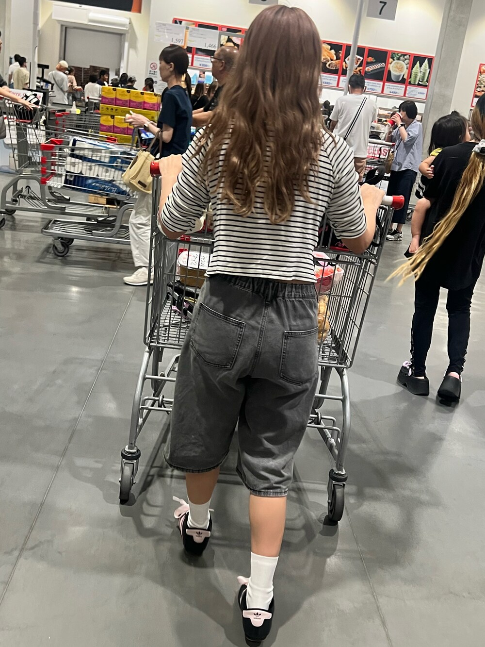 ブラック系のTシャツ/カットソー、ブラック系のデニムパンツを着用したレディースの夏コーディネートの2枚目の写真