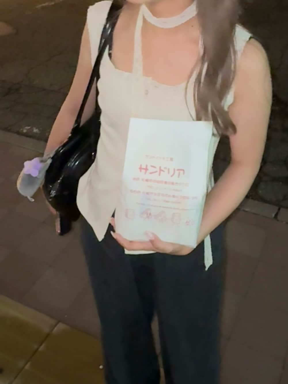 ブラック系のデニムパンツ、ベージュ系のタンクトップを着用したレディースの夏コーディネートの3枚目の写真