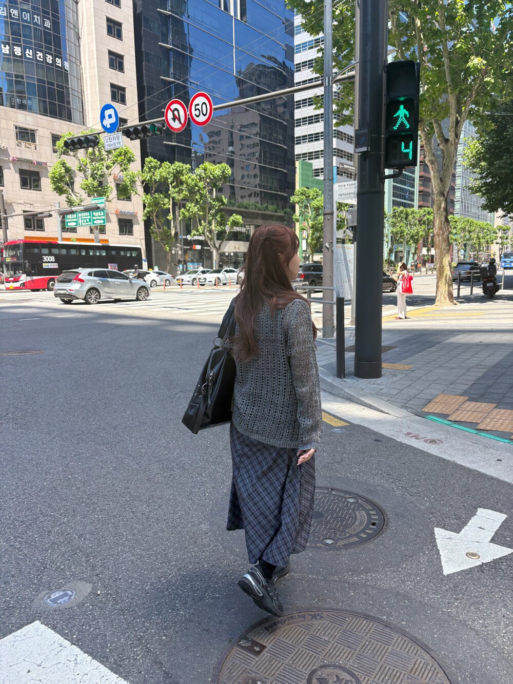 その他のワンピース、グレー系のニット/セーター、ブラック系のスニーカーを着用したレディースの夏コーディネートの2枚目の写真