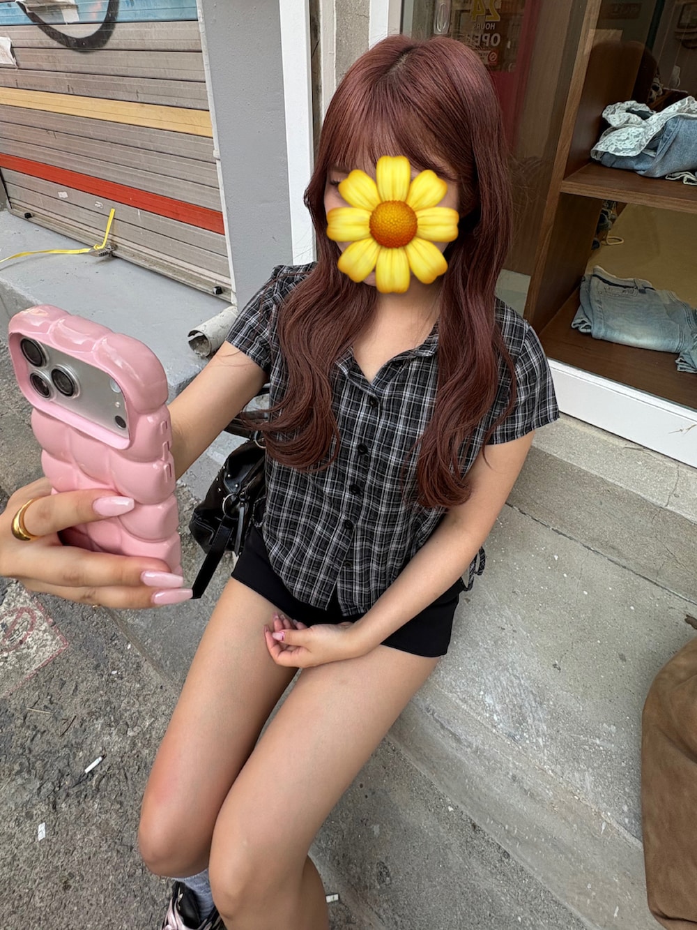 その他のシャツ/ブラウス、ブラック系のその他パンツ、ブラック系のスニーカーを着用したレディースの夏コーディネートの3枚目の写真