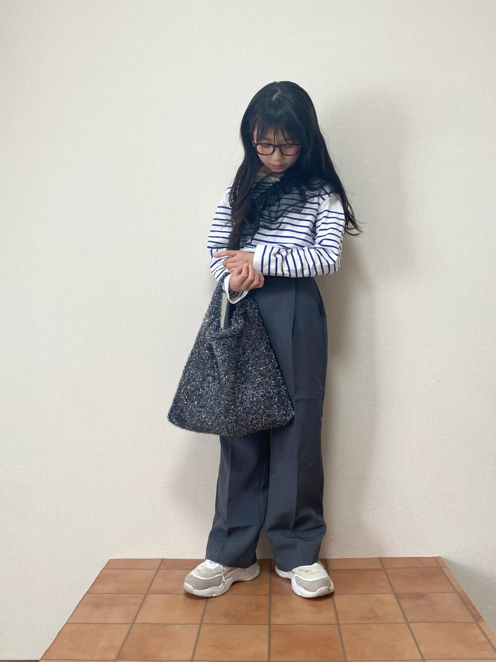 ホワイト系のスニーカー、ブルー系のTシャツ/カットソー、グレー系のスラックスを着用したキッズの春コーディネートの2枚目の写真