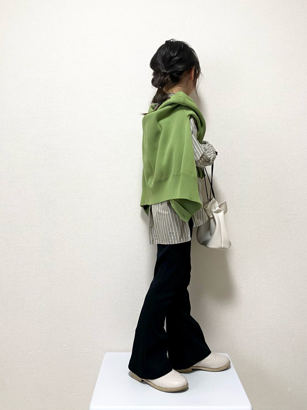 グリーン系のシャツ/ブラウス、グリーン系のカーディガン/ボレロ、ホワイト系のブーツを着用したキッズの春コーディネートの2枚目の写真