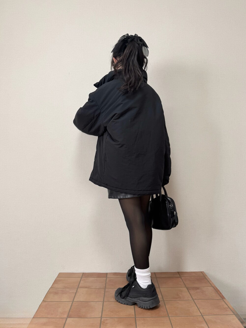 ブラック系のブルゾン、ブラック系のスニーカーを着用したキッズの冬コーディネートの2枚目の写真