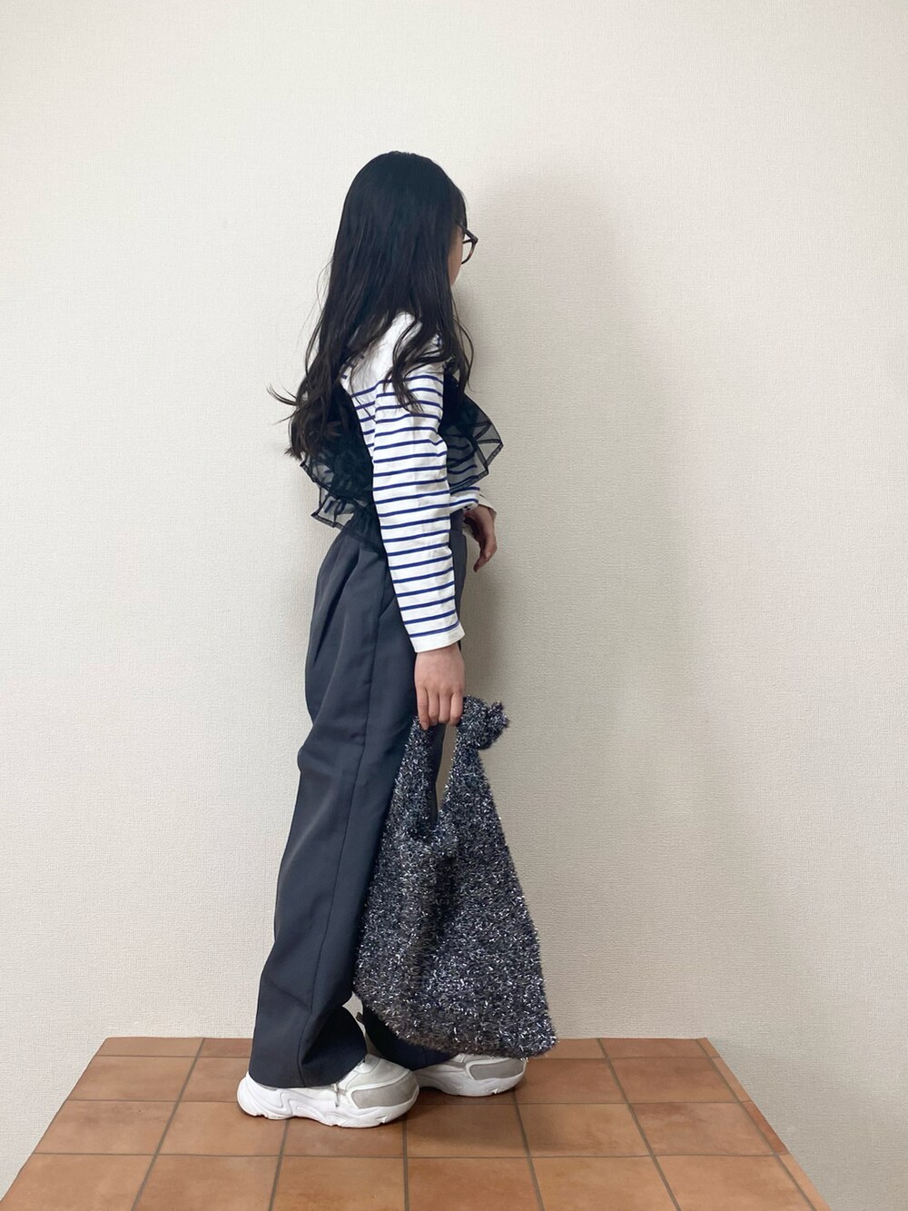 ホワイト系のスニーカー、ブルー系のTシャツ/カットソー、グレー系のスラックスを着用したキッズの春コーディネートの3枚目の写真