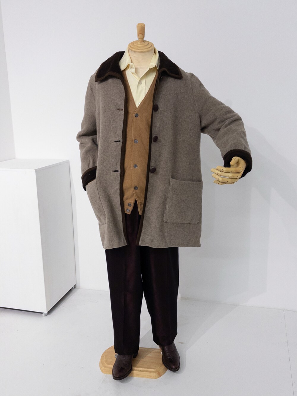 ブラウン系のその他アウター、ブラウン系のカーディガン/ボレロ、イエロー系のシャツ/ブラウスを着用したメンズの秋コーディネートの3枚目の写真