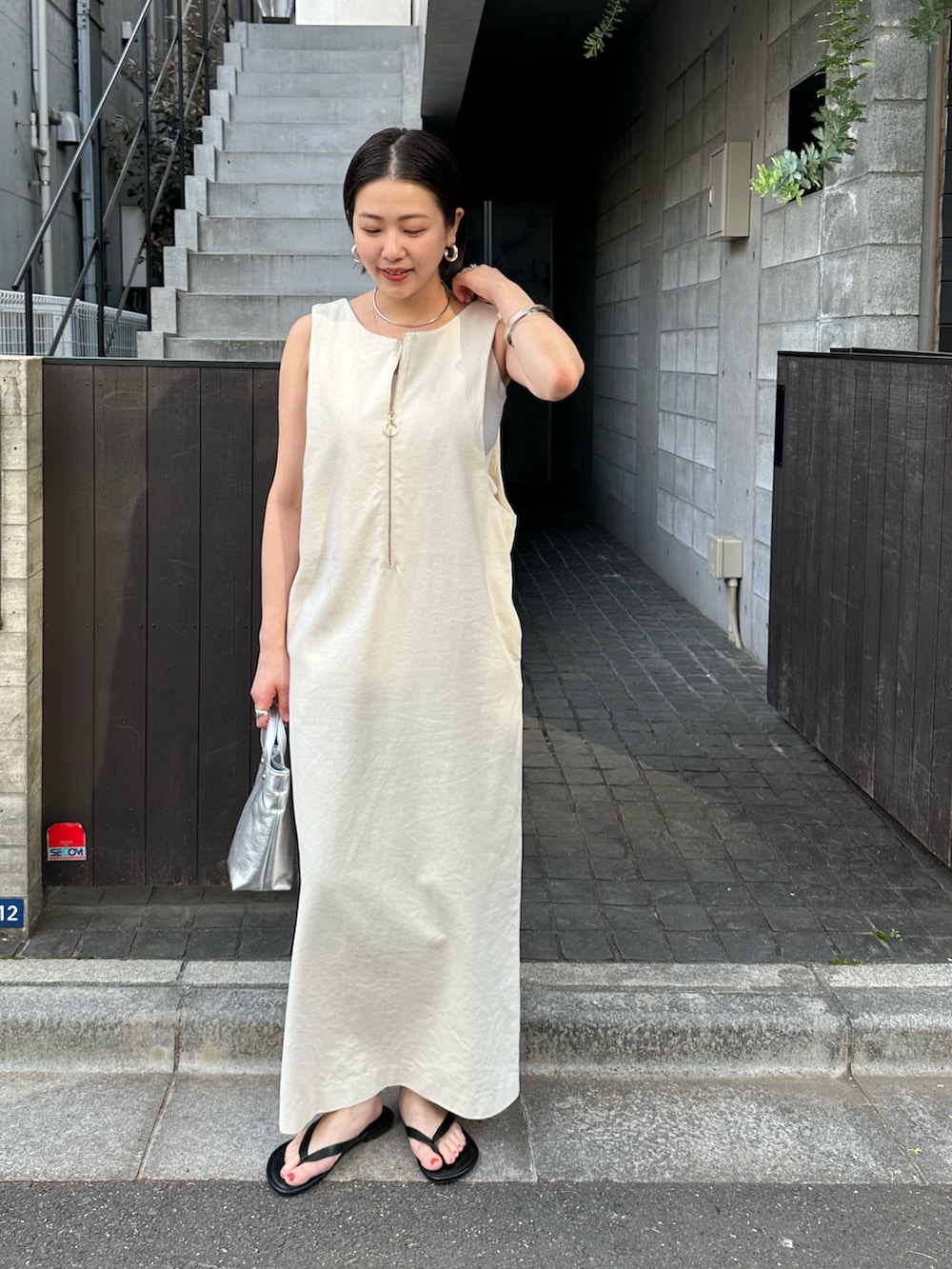「大人カジュアル、春夏コーデ、シンプルコーデ、ワンピース、きれいめカジュアル、キレイめカジュアル、大人女子、オトナ女子、夏ファッション、きれいめコーデ、ワントーンコーデ、キレイめコーデ」｜「SHENERYの《シーズンムードを高めて》2WAYZIPワンピース（ワンピース、ホワイト系）」を使った、TSURUGASAKI_163cmさん（レディース・163cm）の春コーディネートの2枚目の写真