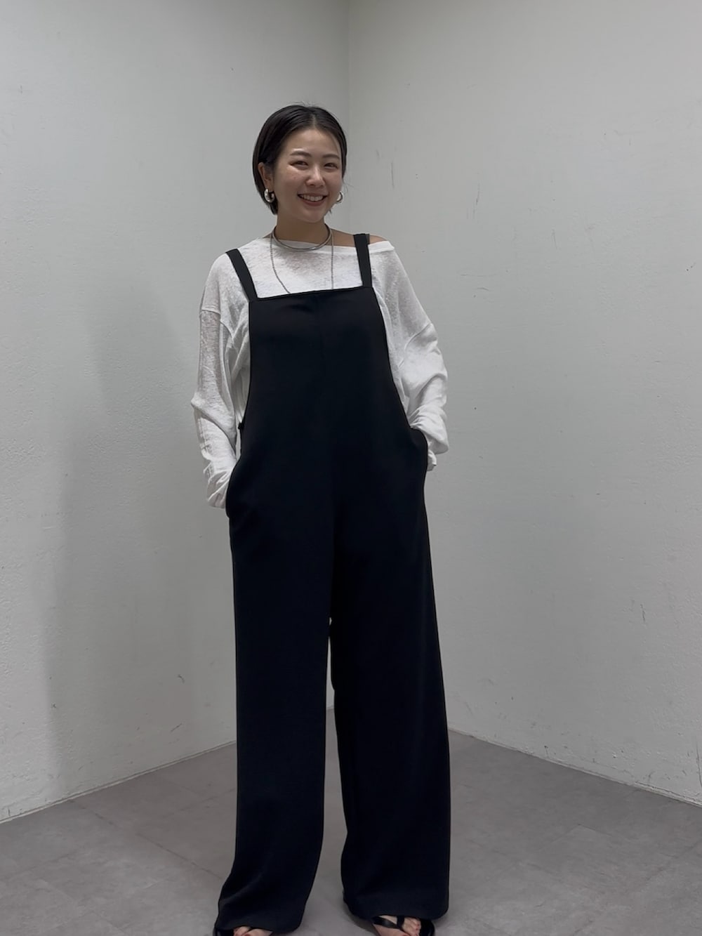 「春コーデ、オトナ女子、ラクチンコーデ、リラックススタイル、大人女子、サロペット、サロペットコーデ、キャミサロペット、カットソー、モノトーン、モノトーンコーデ、シンプル、シンプルコーデ、シンプルスタイル、夏コーデ」｜「SHENERYのカットジョーゼットキャミサロペット（サロペット/オーバーオール、ブラック系）」を使った、TSURUGASAKI_163cmさん（レディース・163cm）の春コーディネートの2枚目の写真