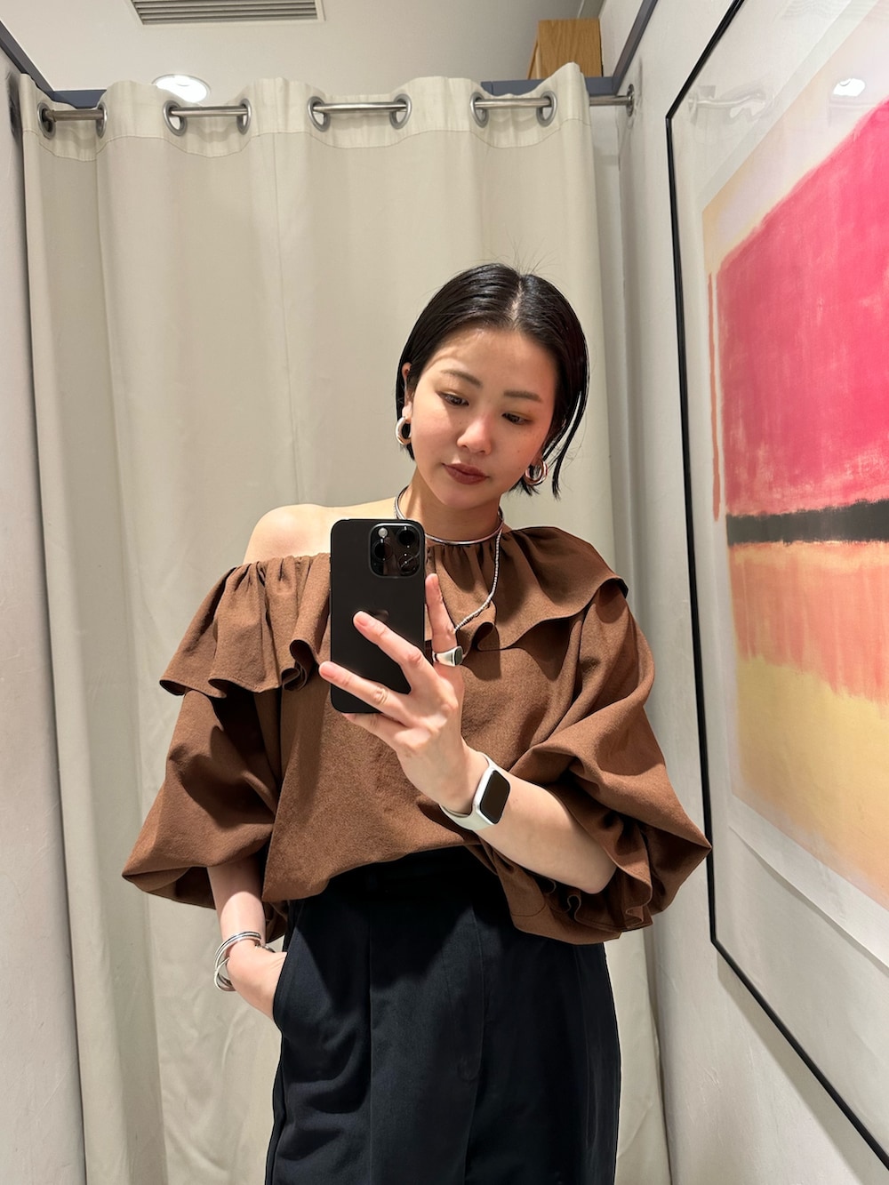 「大人カジュアル、シンプルコーデ、シンプルスタイル、オトナカジュアル、春、オトナ女子、大人可愛い、カジュアルスタイル、フリル、フリルトップス、フリルブラウス、パンツスタイル」｜「SHENERYの【春夏の主役ブラウス】アムンゼンフリルブラウス（シャツ/ブラウス、ブラウン系）」を使った、TSURUGASAKI_163cmさん（レディース・163cm）の春コーディネートの2枚目の写真