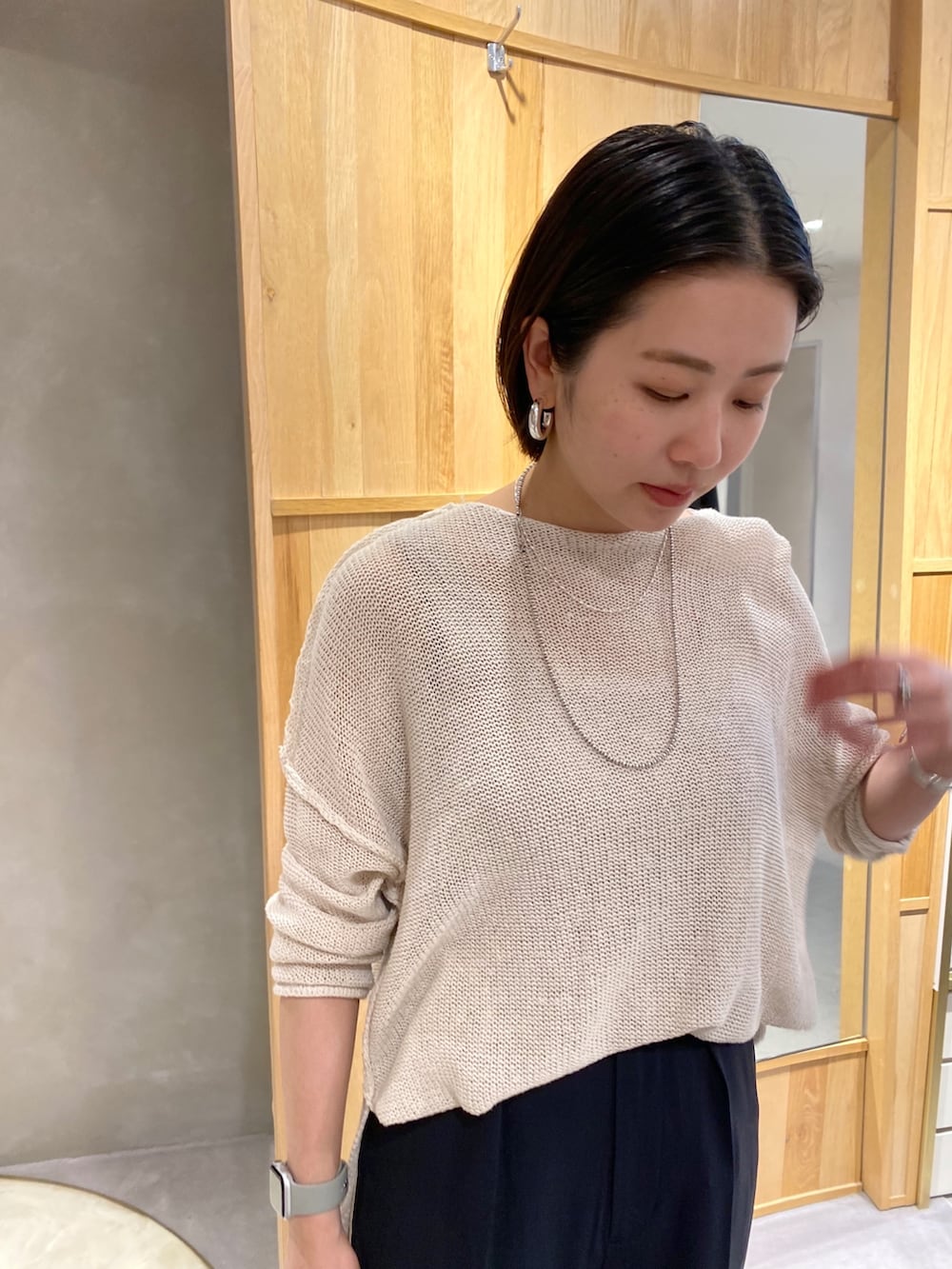 ベージュ系のニット/セーター、ブルー系のその他パンツを着用したレディースの冬コーディネートの2枚目の写真