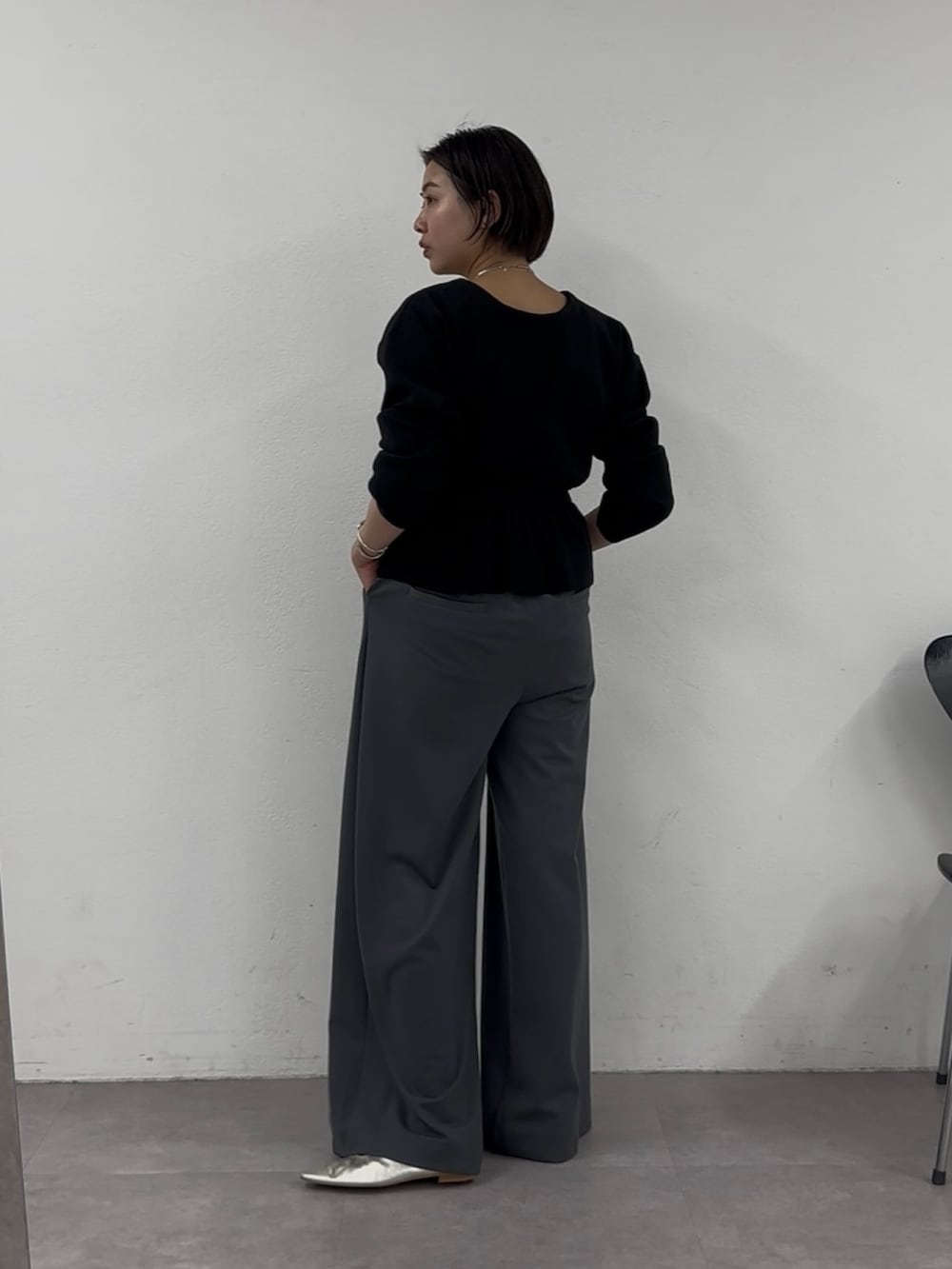 「オトナ女子、リラックススタイル、ぺプラムトップス、ぺプラム、ニット、春コーデ、パンツ、パンツスタイル、パンツコーデ、タックパンツ、タックワイドパンツ、モノトーン、モノトーンコーデ、ベーシック/シンプル」｜「SHENERYの《3way仕様》《ウエスト細見え効果》3WAYペプラムニット（ニット/セーター、ブラック系）」を使った、TSURUGASAKI_163cmさん（レディース・163cm）の春コーディネートの2枚目の写真