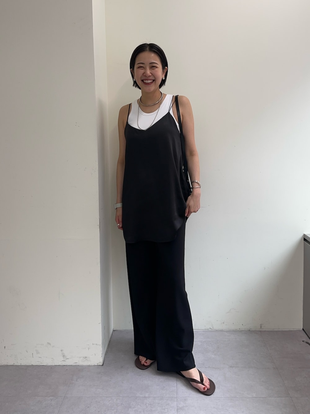 「大人カジュアル、モノトーン、シンプルコーデ、レイヤードスタイル、シンプルスタイル、オトナカジュアル、オトナ女子、オールブラック、キャミソール、パンツ、パンツスタイル、パンツコーデ」｜「SHENERYの《上品見え》サテンチュニックキャミソール（シャツ/ブラウス、ブラック系）」を使った、TSURUGASAKI_163cmさん（レディース・163cm）の春コーディネートの4枚目の写真
