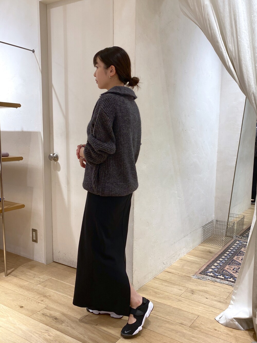 「秋トレンド2021、ワントーンコーデ、ハーフジップ、ニット、ワンピース、レイヤードスタイル、エアリフト、SHENERY」｜「SHENERYのラメ糸ZIPニットプルオーバー（ニット/セーター、ブラック系）」を使った、TSURUGASAKI_163cmさん（レディース・163cm）の秋コーディネートの2枚目の写真