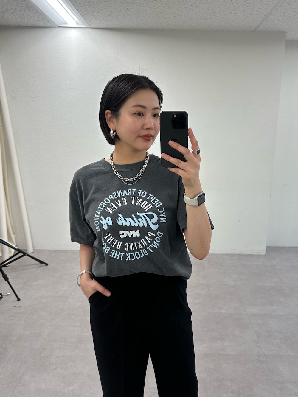「春コーデ、大人カジュアル、大人コーデ、シンプルスタイル、オトナカジュアル、大人女子、ワントーンコーデ、カットソー、スラックス」｜「SHENERYの【GOOD ROCK SPEED】《WEB限定》NYCサークル Tee（Tシャツ/カットソー、グレー系）」を使った、TSURUGASAKI_163cmさん（レディース・163cm）の春コーディネートの3枚目の写真