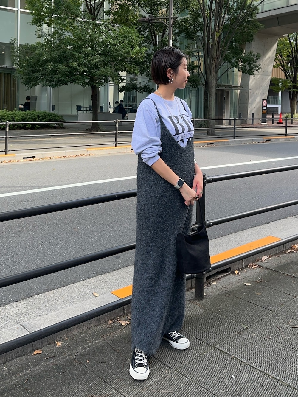 グレー系のワンピース、グレー系のTシャツ/カットソーを着用したレディースの秋コーディネートの2枚目の写真