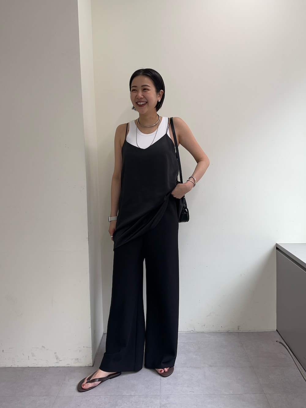 「大人カジュアル、モノトーン、シンプルコーデ、レイヤードスタイル、シンプルスタイル、オトナカジュアル、オトナ女子、オールブラック、キャミソール、パンツ、パンツスタイル、パンツコーデ」｜「SHENERYの《上品見え》サテンチュニックキャミソール（シャツ/ブラウス、ブラック系）」を使った、TSURUGASAKI_163cmさん（レディース・163cm）の春コーディネートの3枚目の写真