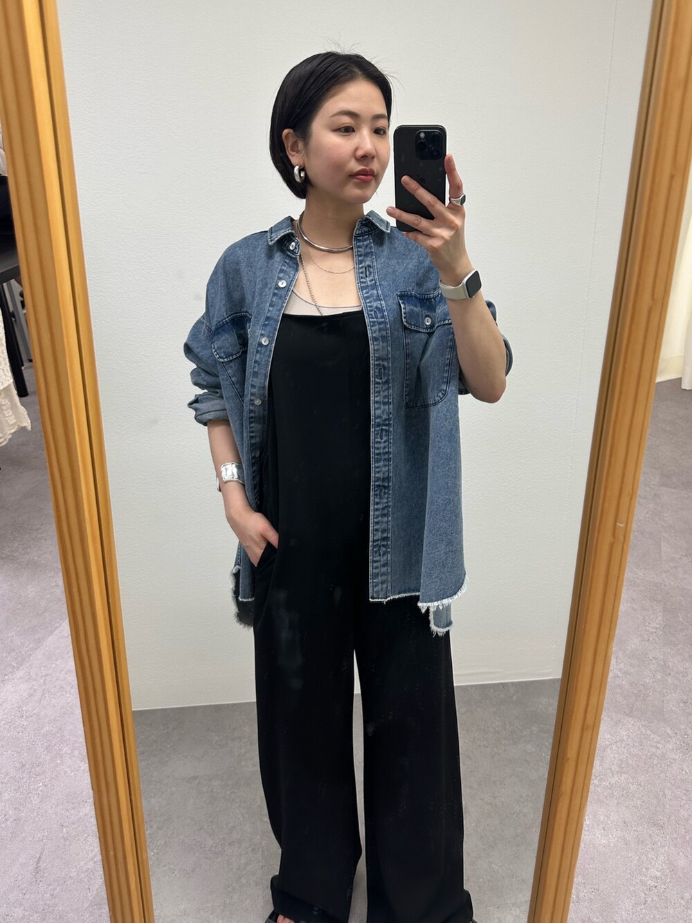 「春コーデ、休日スタイル、オトナ女子、ラクチンコーデ、ラフコーデ、リラックススタイル、シャツ/ブラウス、ブルー、大人女子、サロペット、サロペットコーデ、デニム、デニムシャツ」｜「SHENERYの《お気に入り急上昇》《オールシーズン対応》オーバーシャツ（シャツ/ブラウス、ブルー系）」を使った、TSURUGASAKI_163cmさん（レディース・163cm）の春コーディネートの2枚目の写真