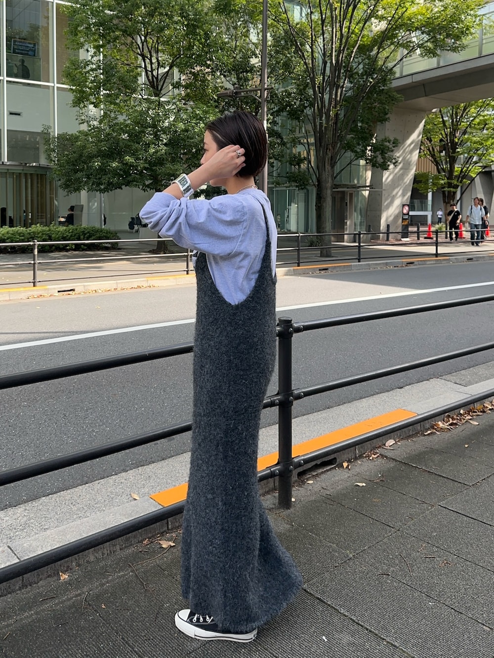 グレー系のワンピース、グレー系のTシャツ/カットソーを着用したレディースの秋コーディネートの3枚目の写真