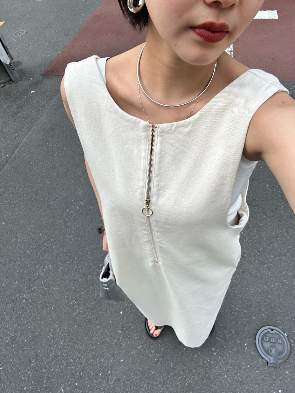 「大人カジュアル、春夏コーデ、シンプルコーデ、ワンピース、きれいめカジュアル、キレイめカジュアル、大人女子、オトナ女子、夏ファッション、きれいめコーデ、ワントーンコーデ、キレイめコーデ」｜「SHENERYの《シーズンムードを高めて》2WAYZIPワンピース（ワンピース、ホワイト系）」を使った、TSURUGASAKI_163cmさん（レディース・163cm）の春コーディネートの3枚目の写真