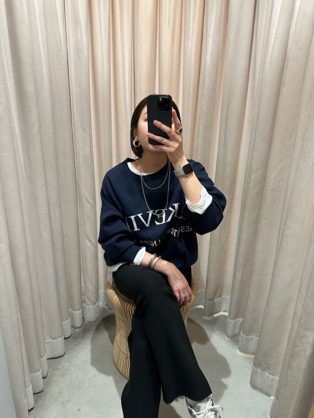 「冬コーデ、オトナカジュアル、シンプル、レイヤードスタイル、冬のコーデ、へリンボーン、ロゴニット、パンツスタイル」｜「SHENERYのジャカードロゴニット（ニット/セーター、ブルー系）」を使った、TSURUGASAKI_163cmさん（レディース・163cm）の秋コーディネートの2枚目の写真