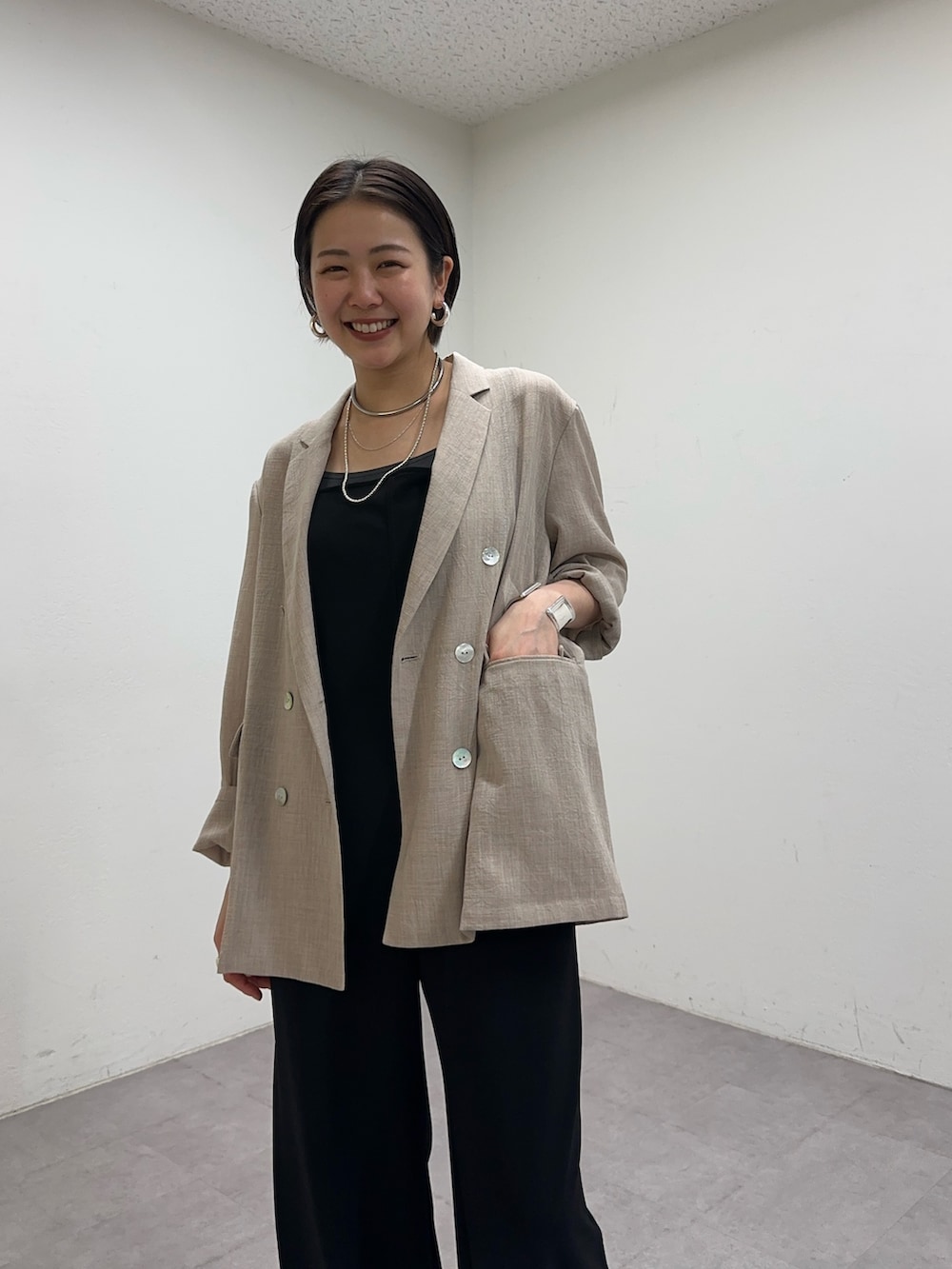 「ジャケット、春コーデ、オトナ女子、サロペット、サロペットコーデ、シアー、大人カジュアル、シンプルコーデ、シンプル、シンプルスタイル」｜「SHENERYの《軽やかな大人の透け感》シアージャケット（テーラードジャケット、ベージュ系）」を使った、TSURUGASAKI_163cmさん（レディース・163cm）の春コーディネートの2枚目の写真