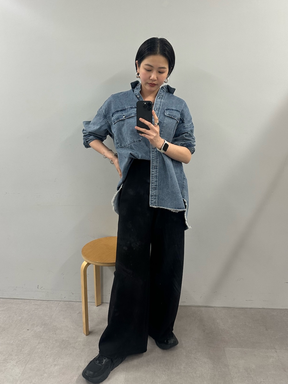 「春コーデ、お出かけコーデ、オトナ女子、ラクチンコーデ、シャツ/ブラウス、ブルー、大人女子、シンプルスタイル、オーバーサイズ、パンツスタイル、ワイドパンツ、シンプルコーデ、シンプル」｜「SHENERYの《お気に入り急上昇》《オールシーズン対応》オーバーシャツ（シャツ/ブラウス、ブルー系）」を使った、TSURUGASAKI_163cmさん（レディース・163cm）の春コーディネートの2枚目の写真