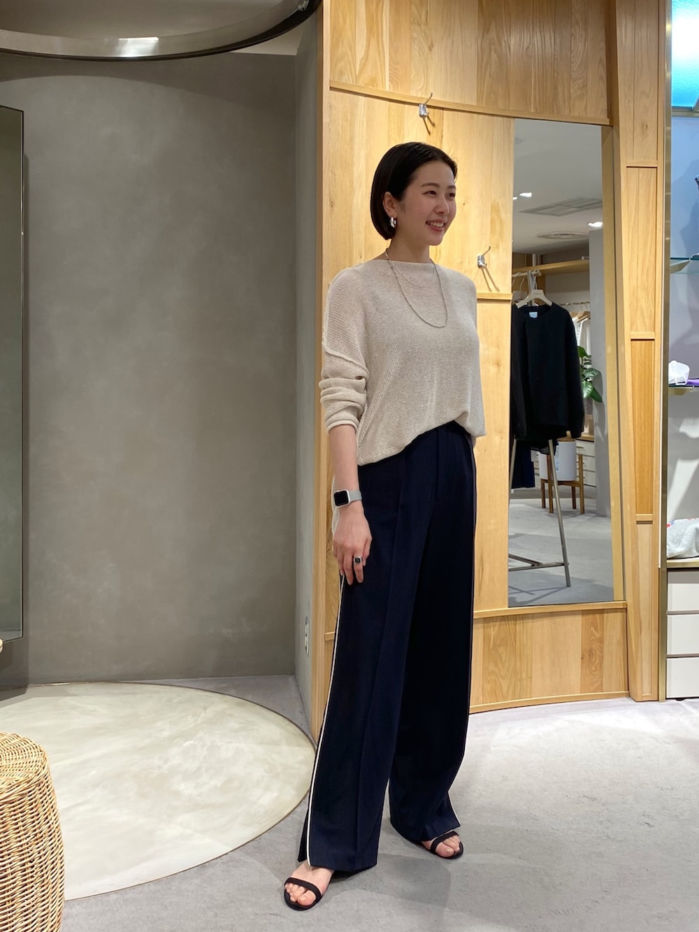 ベージュ系のニット/セーター、ブルー系のその他パンツを着用したレディースの冬コーディネートの3枚目の写真
