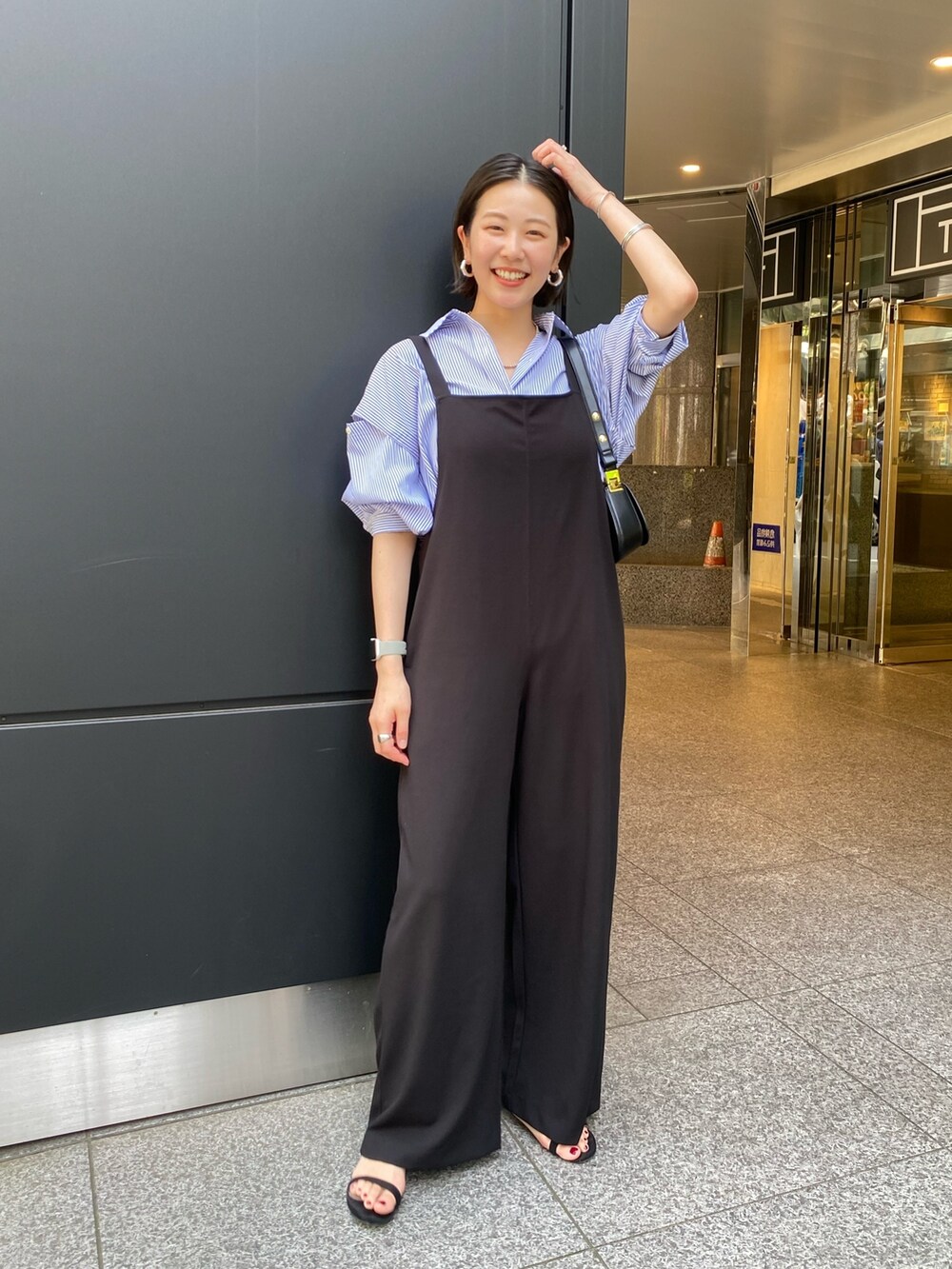 「シャツスタイル、シンプルコーデ、大人女子、きれいめカジュアル、サロペット、スリット」｜「SHENERYのカットジョーゼットキャミサロペット（サロペット/オーバーオール、ブラック系）」を使った、TSURUGASAKI_163cmさん（レディース・163cm）の春コーディネートの2枚目の写真