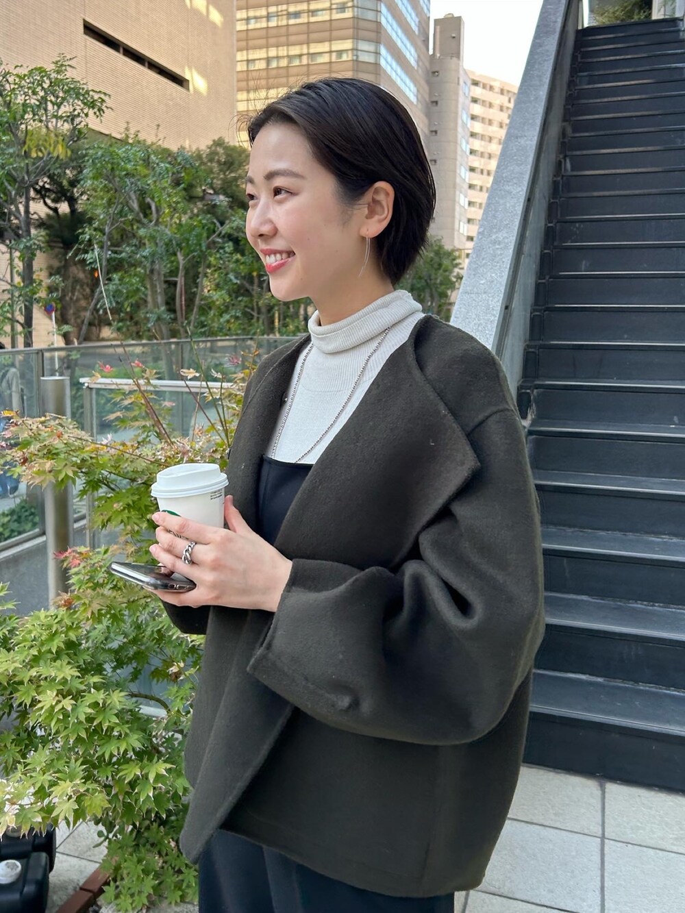 「秋冬コーデ、シンプルコーデ、大人コーデ、アウター、サロペット、ショートコート、SHENERY」｜「SHENERYのボリュームスリーブリバーショートコート（その他アウター、グレー系）」を使った、TSURUGASAKI_163cmさん（レディース・163cm）の秋コーディネートの2枚目の写真