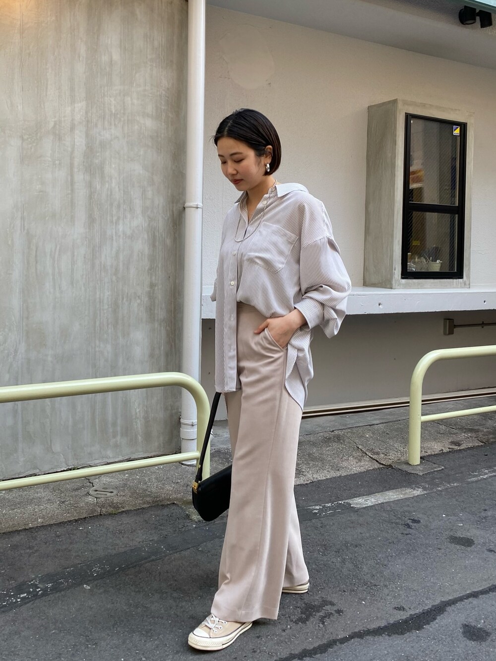 グレー系のシャツ/ブラウス、ベージュ系のその他パンツを着用したレディースの冬コーディネートの2枚目の写真