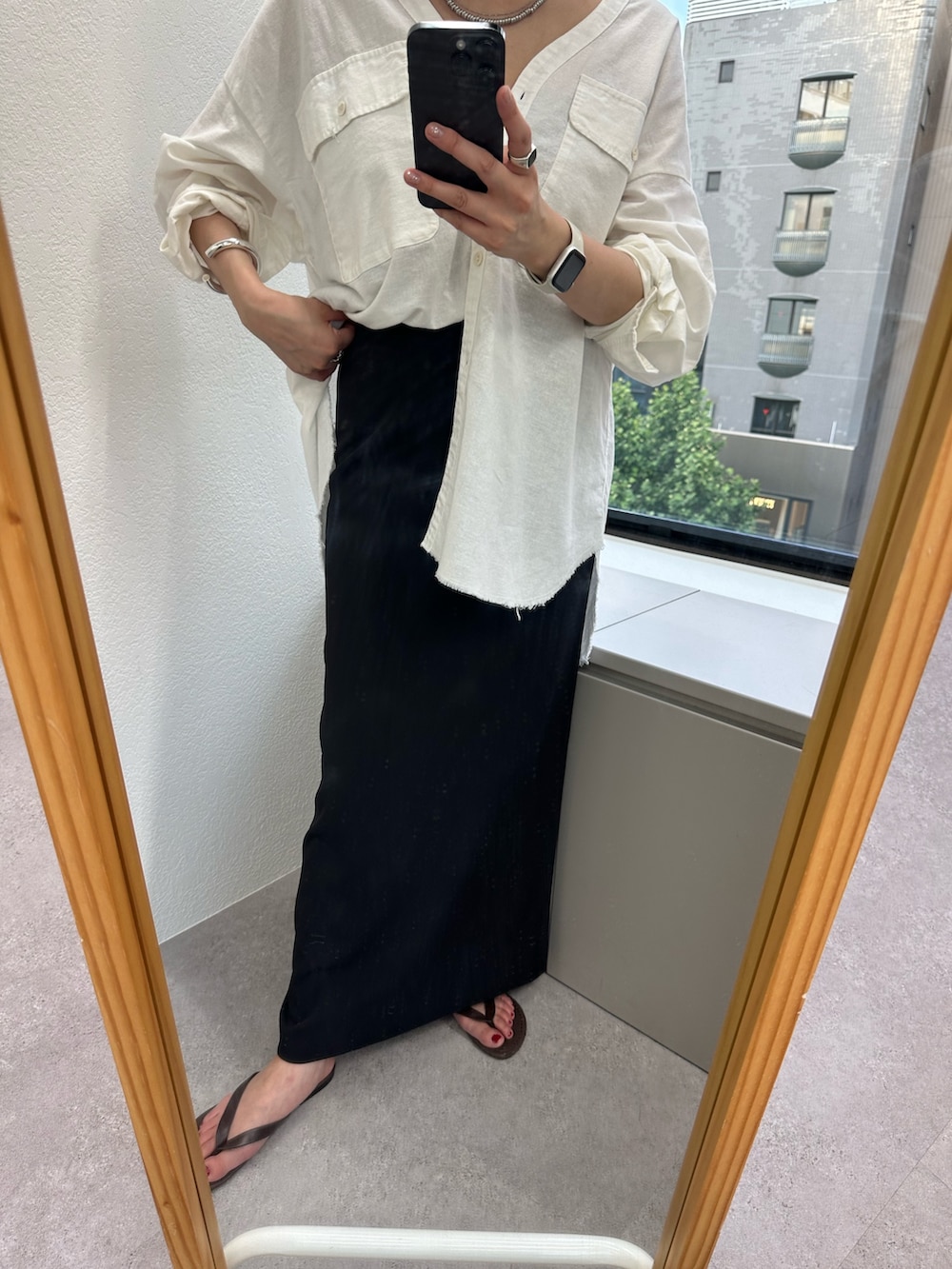 「白シャツ、モノトーン、サンダル、シャツスタイル、ロングスカート、初夏コーデ、きれいめコーディネート、リラックススタイル」｜「SHENERYのVネックリネンシャツ（シャツ/ブラウス、ホワイト系）」を使った、TSURUGASAKI_163cmさん（レディース・163cm）の春コーディネートの2枚目の写真