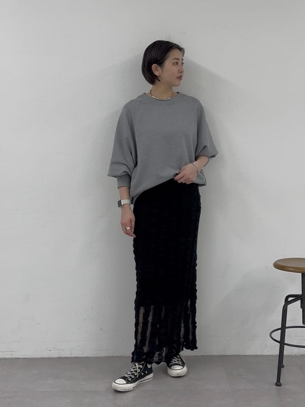 「春コーデ、オトナ女子、ラクチンコーデ、スウェット、ハーフジップ、スカート、スカートスタイル、スカートコーデ、ニットスカート、タイトスカート、体型カバー」｜「SHENERYの《大人気！追加生産決定》《抜け感をプラス》2WAYジップスウェット（Tシャツ/カットソー、グレー系）」を使った、TSURUGASAKI_163cmさん（レディース・163cm）の春コーディネートの2枚目の写真