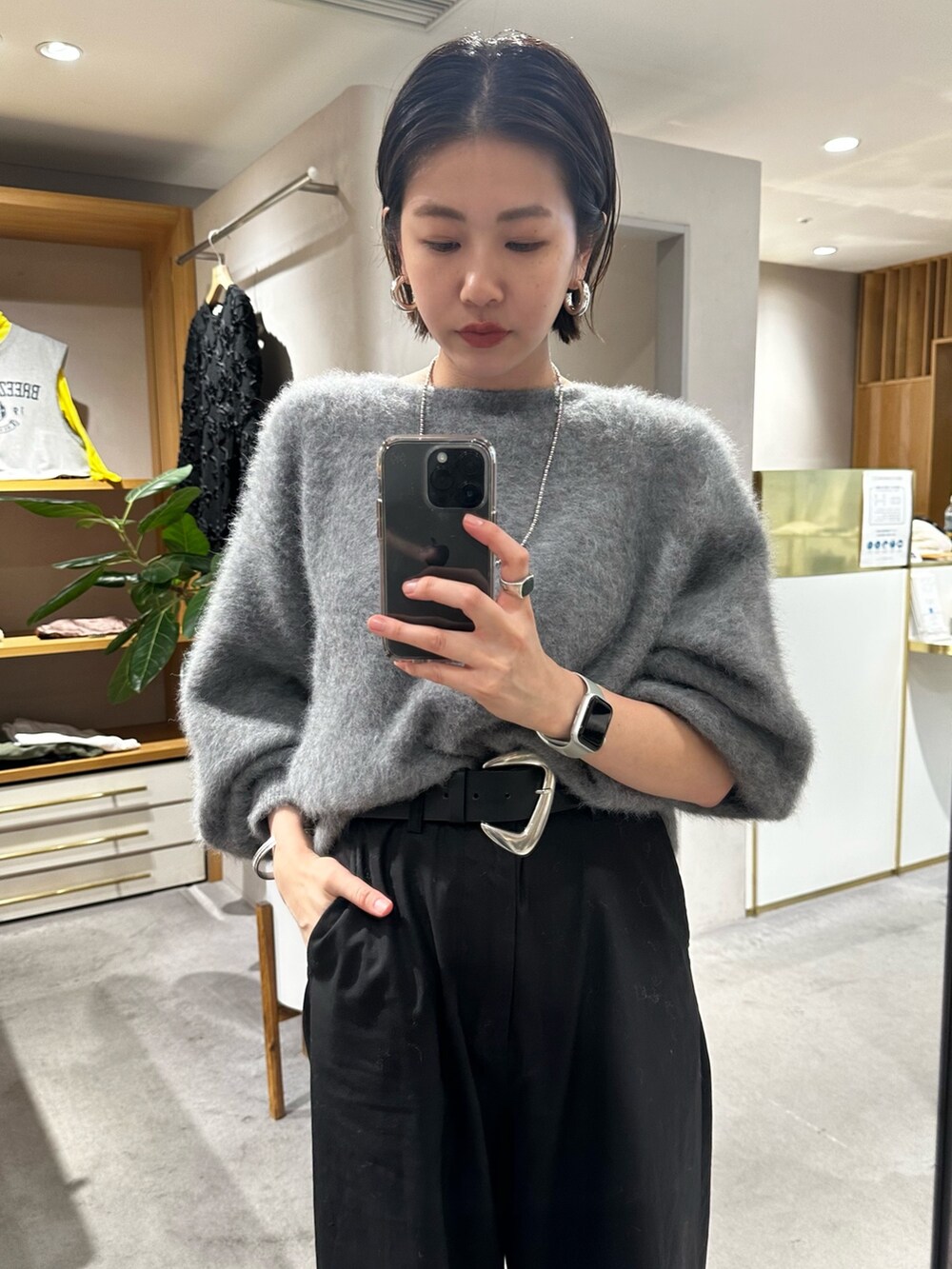 ブラック系のチノパンツ、グレー系のカーディガン/ボレロを着用したレディースの秋コーディネートの2枚目の写真