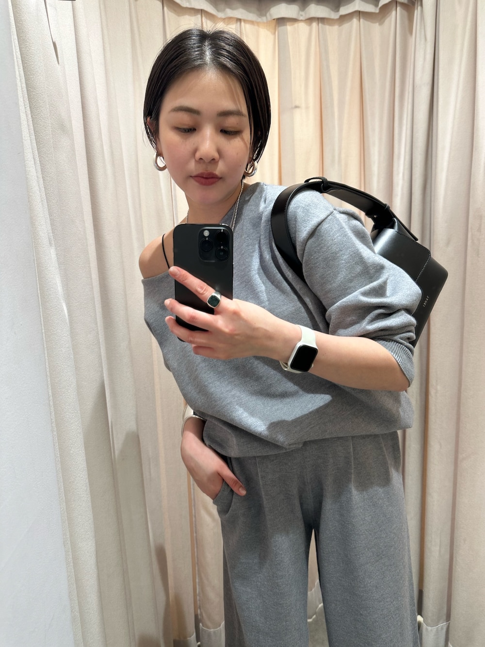 「セットアップ、春カラー、きれいめコーデ、カジュアルスタイル、ニットコーデ、パンツスタイル、ラフコーデ、シンプルコーデ、オトナカジュアル、休日スタイル、キレイめ、セットアップコーデ、ニット、ニットセットアップ、グレーコーデ」｜「SHENERYのオフショルニットプルオーバー（ニット/セーター、グレー系）」を使った、TSURUGASAKI_163cmさん（レディース・163cm）の冬コーディネートの2枚目の写真