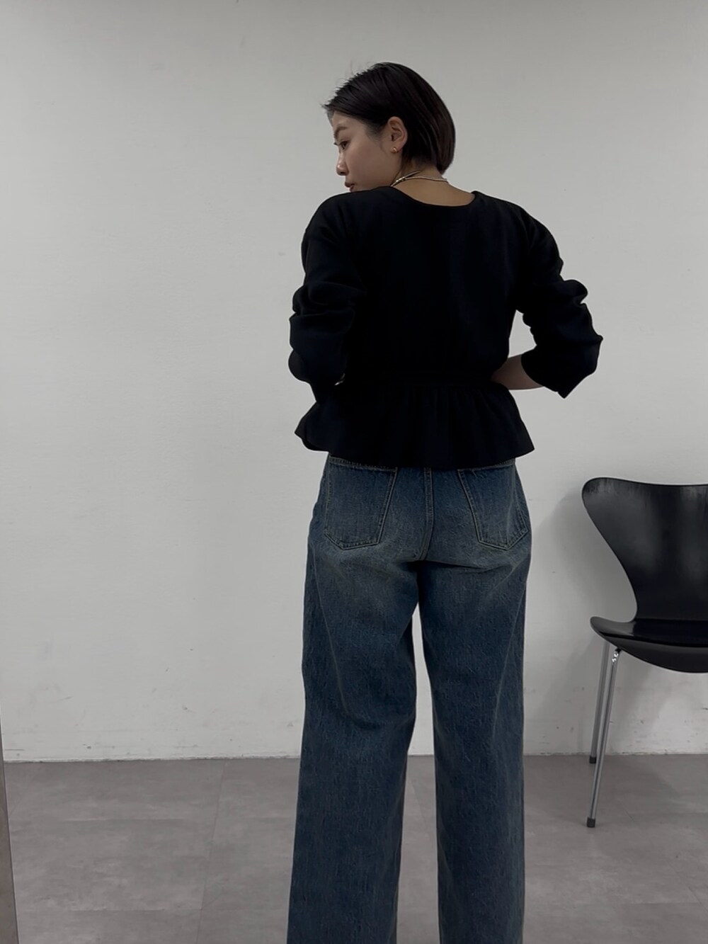 「春コーデ、オトナ女子、ぺプラムトップス、ぺプラム、春ニット、デニム、デニムパンツ、デニムコーデ、シンプルコーデ、シンプル、シンプルスタイル」｜「SHENERYの《3way仕様》《ウエスト細見え効果》3WAYペプラムニット（ニット/セーター、ブラック系）」を使った、TSURUGASAKI_163cmさん（レディース・163cm）の春コーディネートの3枚目の写真