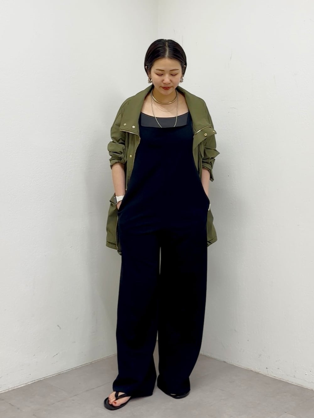 「ジャケット、春コーデ、オトナ女子、ラクチンコーデ、ラフコーデ、大人女子、シンプルスタイル、サロペット、サロペットコーデ、夏コーデ、春、春夏コーデ、春アウター、ミリタリー、ミリタリージャケット」｜「SHENERYのカットジョーゼットキャミサロペット（サロペット/オーバーオール、ブラック系）」を使った、TSURUGASAKI_163cmさん（レディース・163cm）の春コーディネートの2枚目の写真