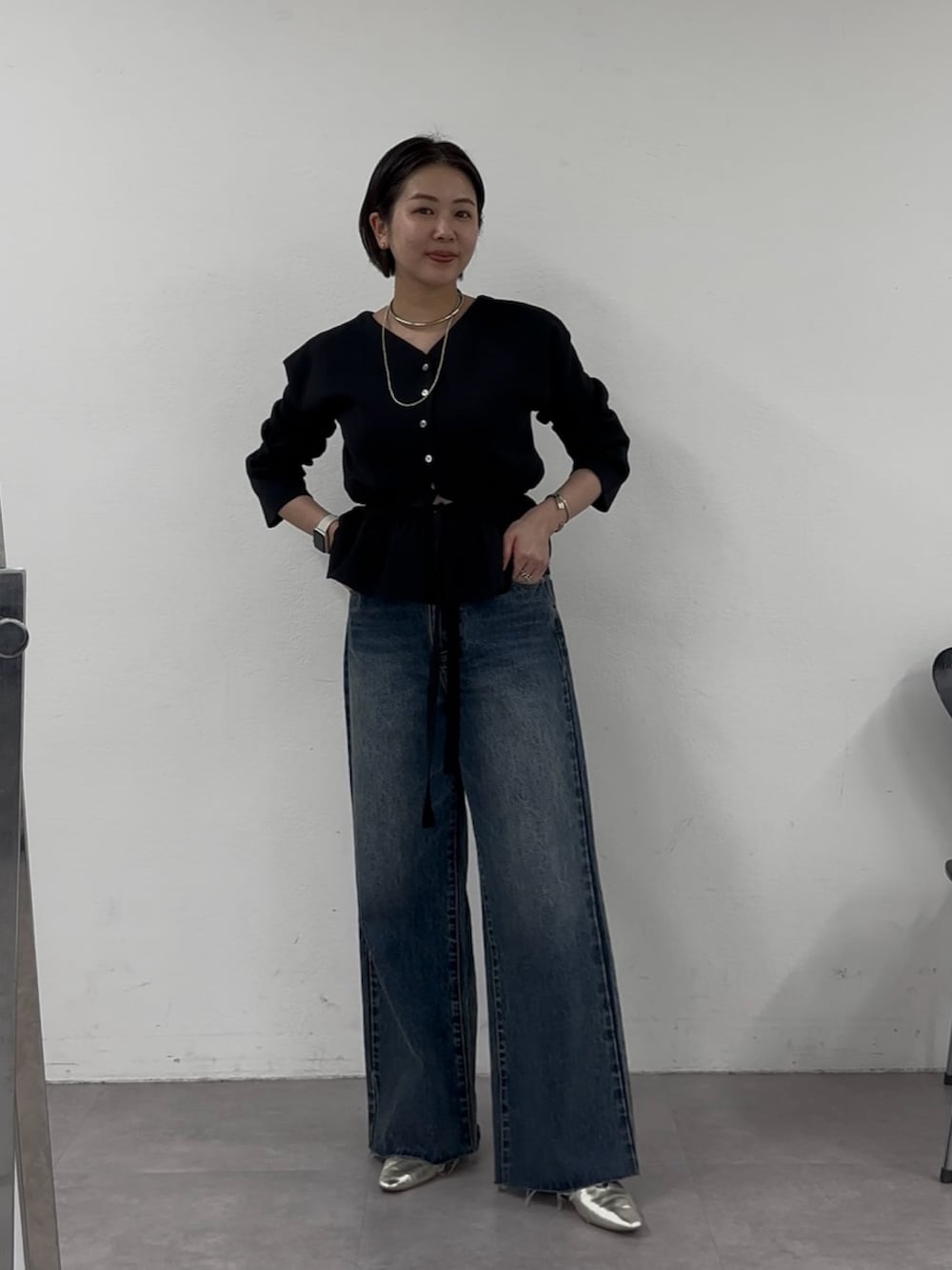 「春コーデ、オトナ女子、ぺプラムトップス、ぺプラム、春ニット、デニム、デニムパンツ、デニムコーデ、シンプルコーデ、シンプル、シンプルスタイル」｜「SHENERYの《3way仕様》《ウエスト細見え効果》3WAYペプラムニット（ニット/セーター、ブラック系）」を使った、TSURUGASAKI_163cmさん（レディース・163cm）の春コーディネートの2枚目の写真