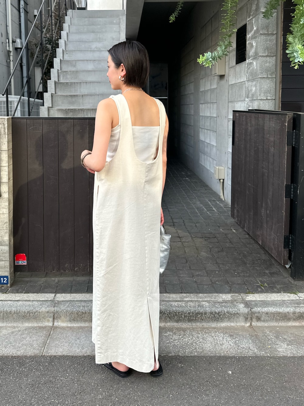 「大人カジュアル、春夏コーデ、シンプルコーデ、ワンピース、きれいめカジュアル、キレイめカジュアル、大人女子、オトナ女子、夏ファッション、きれいめコーデ、ワントーンコーデ、キレイめコーデ」｜「SHENERYの《シーズンムードを高めて》2WAYZIPワンピース（ワンピース、ホワイト系）」を使った、TSURUGASAKI_163cmさん（レディース・163cm）の春コーディネートの4枚目の写真