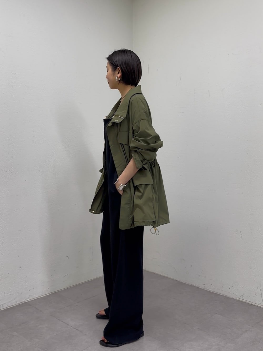 「ジャケット、春コーデ、オトナ女子、ラクチンコーデ、ラフコーデ、大人女子、シンプルスタイル、サロペット、サロペットコーデ、夏コーデ、春、春夏コーデ、春アウター、ミリタリー、ミリタリージャケット」｜「SHENERYのカットジョーゼットキャミサロペット（サロペット/オーバーオール、ブラック系）」を使った、TSURUGASAKI_163cmさん（レディース・163cm）の春コーディネートの3枚目の写真