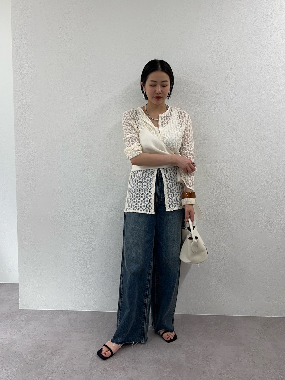 「シアートップス、大人カジュアル、春夏コーデ、レイヤードスタイル、シンプルスタイル、春、オトナカジュアル、オトナ女子、レース、レーストップス、デニム」｜「SHENERYの《一枚で着映え》《レイヤードを楽しむ》カットレースレイヤードブラウス（シャツ/ブラウス、ホワイト系）」を使った、TSURUGASAKI_163cmさん（レディース・163cm）の春コーディネートの2枚目の写真