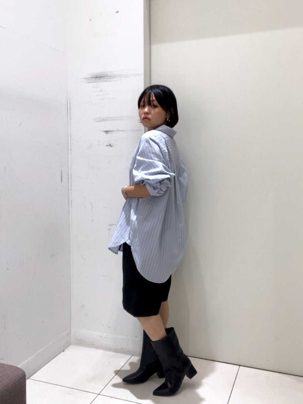 ブルー系のシャツ/ブラウス、ブラック系のその他パンツ、ブラック系のブーツを着用したレディースの秋コーディネートの3枚目の写真