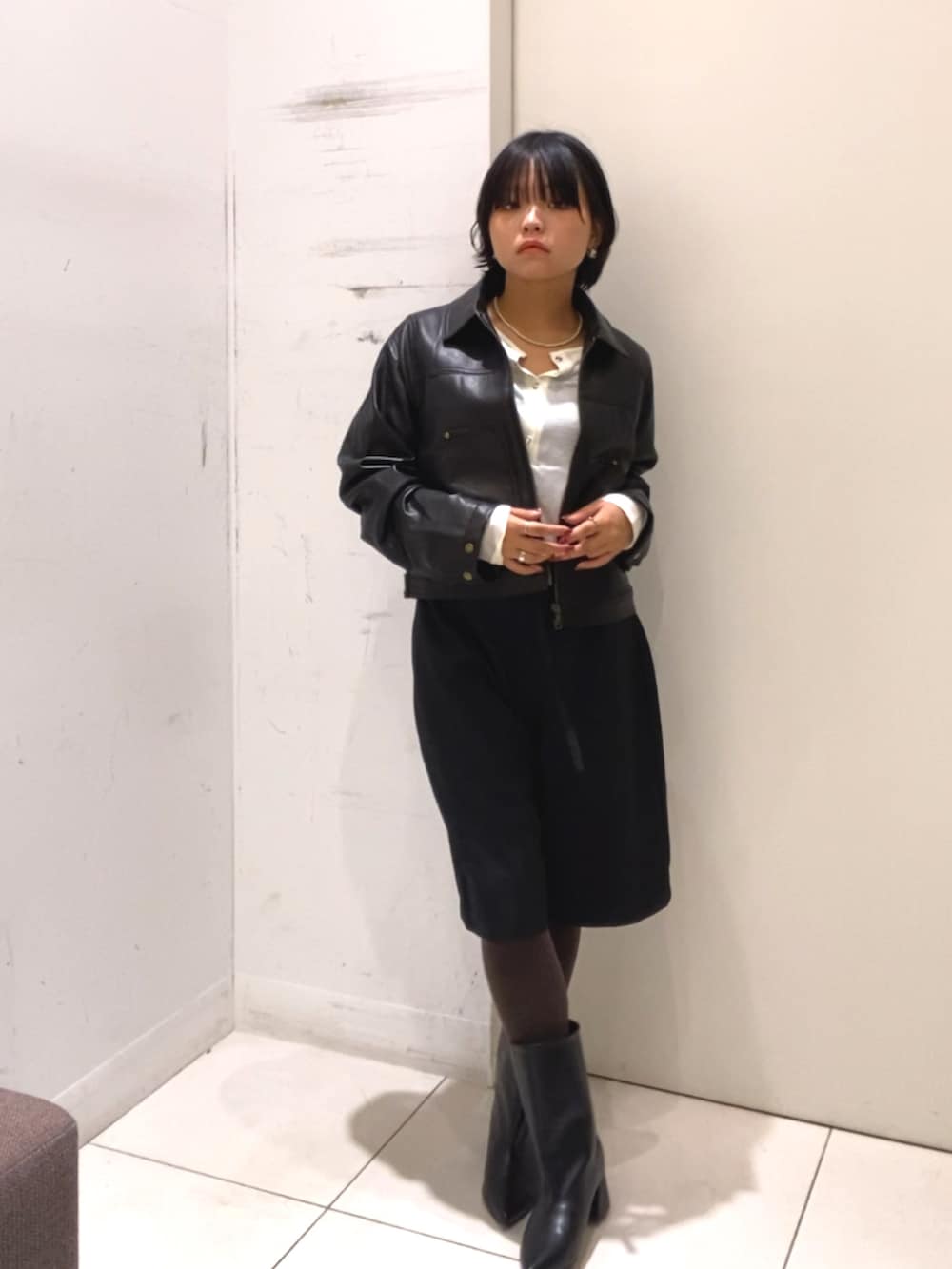 ブラック系のその他アウター、ブラック系のその他パンツ、ホワイト系のTシャツ/カットソーを着用したレディースの秋コーディネートの3枚目の写真