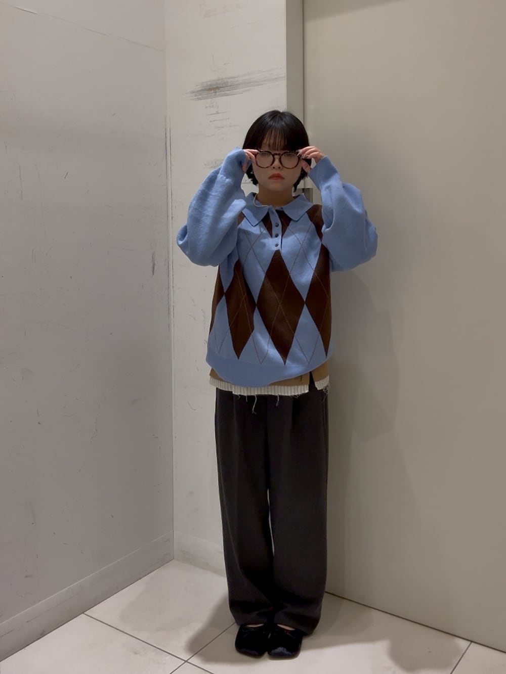 ブルー系のニット/セーター、ベージュ系のスカート、グレー系のその他パンツを着用したレディースの秋コーディネートの2枚目の写真