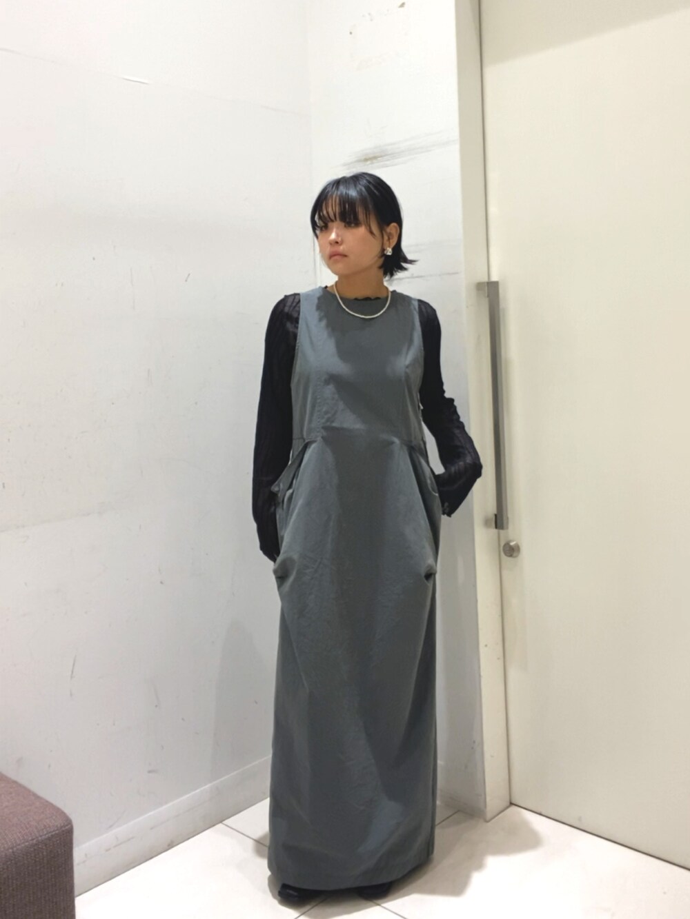 ブラック系のTシャツ/カットソー、ブラック系のブーツを着用したレディースの秋コーディネートの2枚目の写真