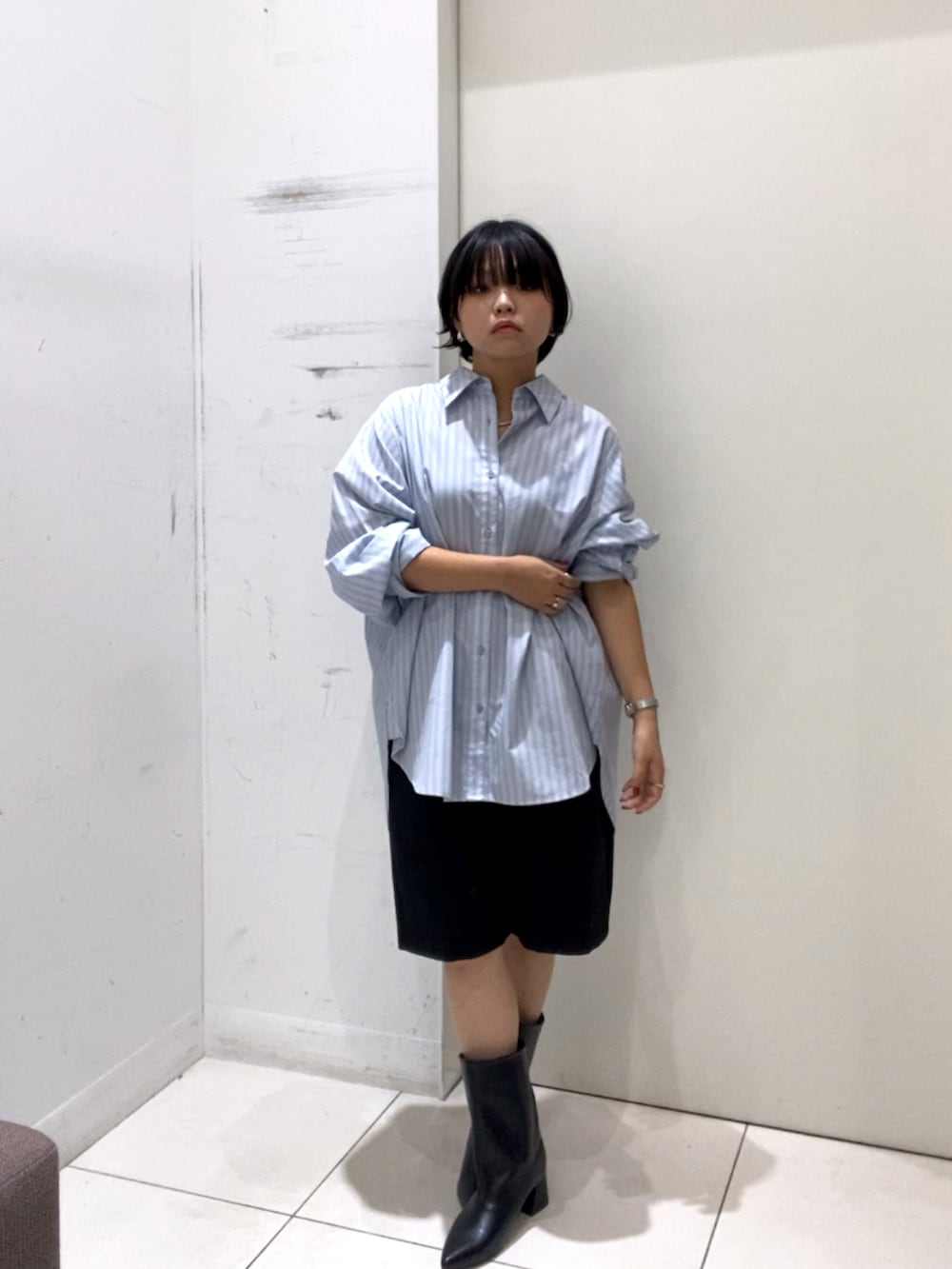 ブルー系のシャツ/ブラウス、ブラック系のその他パンツ、ブラック系のブーツを着用したレディースの秋コーディネートの2枚目の写真