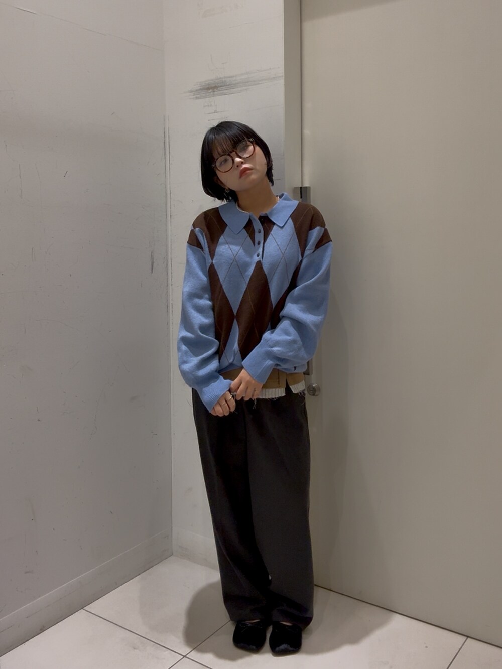 ブルー系のニット/セーター、ベージュ系のスカート、グレー系のその他パンツを着用したレディースの秋コーディネートの3枚目の写真