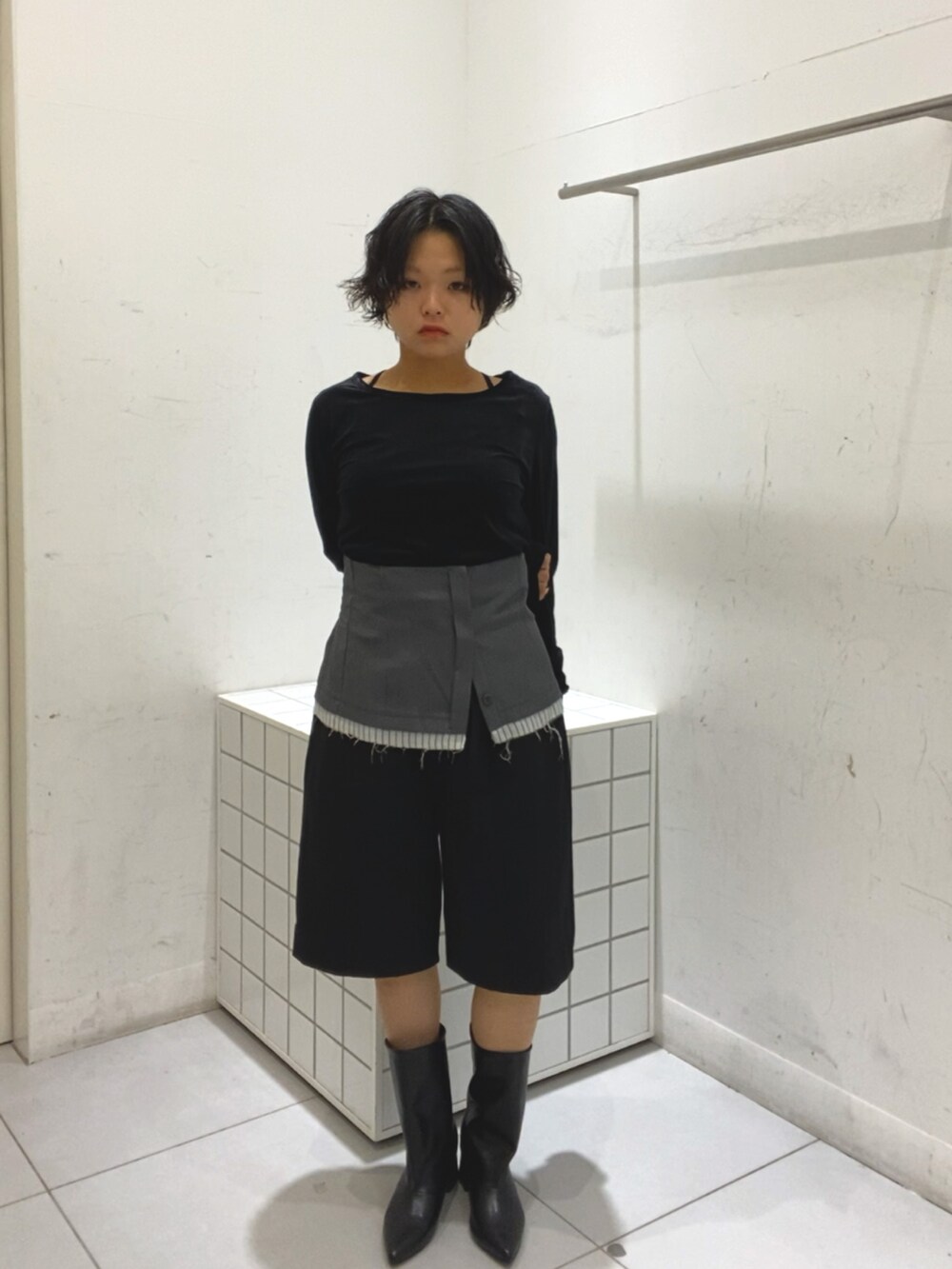 グレー系のスカート、ブラック系のTシャツ/カットソー、ブラック系のその他パンツを着用したレディースの秋コーディネートの3枚目の写真