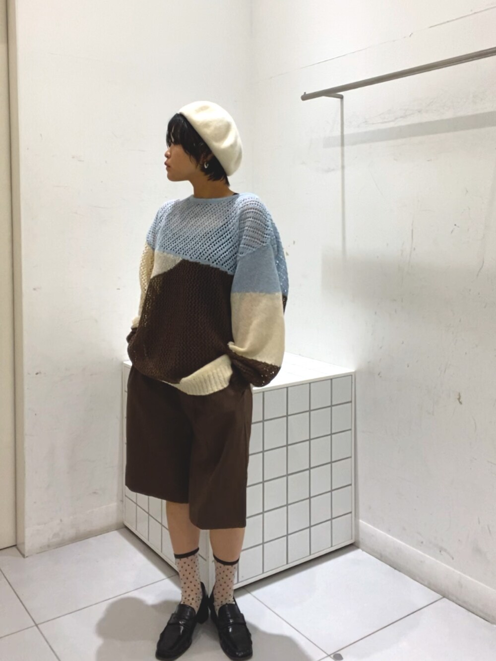 ブルー系のニット/セーター、ブラウン系のその他パンツ、ブラック系のローファーを着用したレディースの秋コーディネートの2枚目の写真