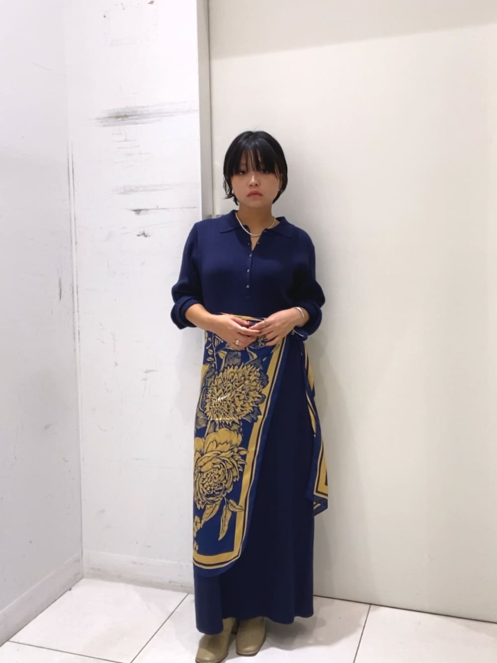 ブルー系のワンピースを着用したレディースの秋コーディネートの2枚目の写真