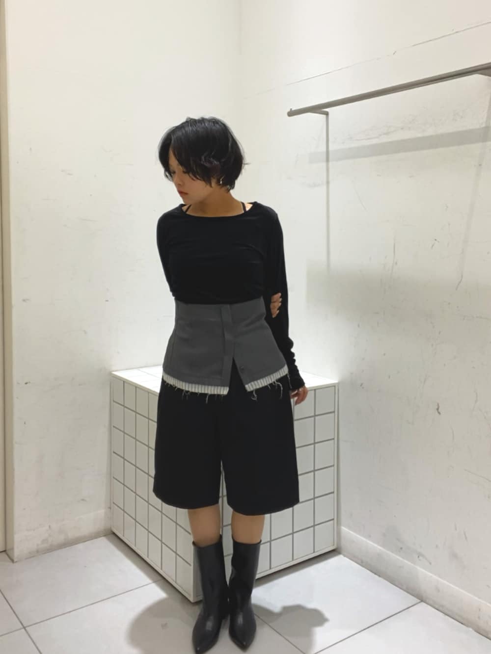 グレー系のスカート、ブラック系のTシャツ/カットソー、ブラック系のその他パンツを着用したレディースの秋コーディネートの2枚目の写真